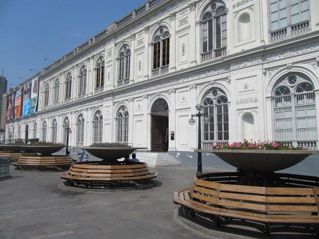 Callejeando en Lima: desde el Palacio Francés hasta el Parque de la Exposición Callejeando en Lima: desde el Palacio Francés hasta el Parque de la Exposición