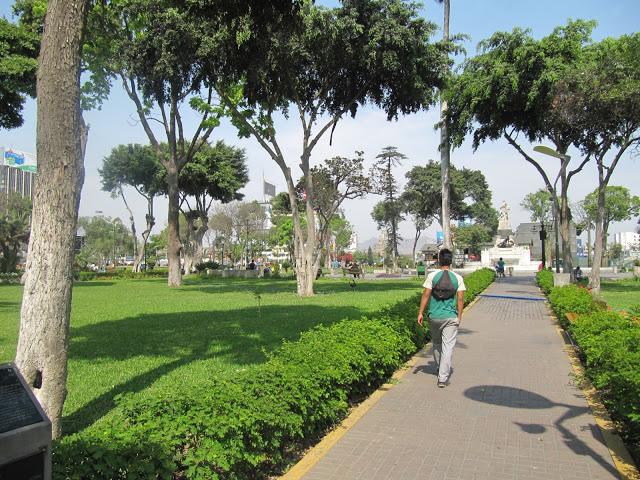 Callejeando en Lima: desde el Palacio Francés hasta el Parque de la Exposición Callejeando en Lima: desde el Palacio Francés hasta el Parque de la Exposición