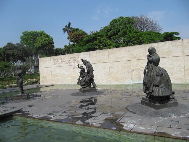 Callejeando en Lima: desde el Palacio Francés hasta el Parque de la Exposición Callejeando en Lima: desde el Palacio Francés hasta el Parque de la Exposición
