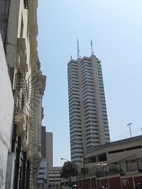 Callejeando en Lima: desde el Palacio Francés hasta el Parque de la Exposición Callejeando en Lima: desde el Palacio Francés hasta el Parque de la Exposición