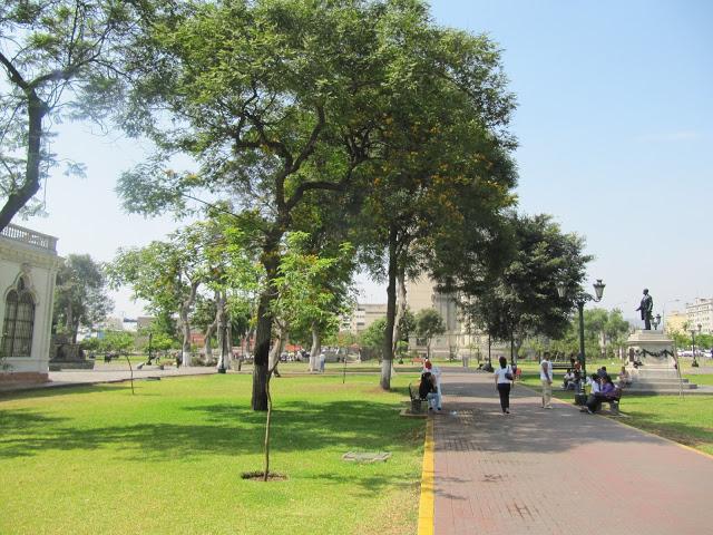 Callejeando en Lima: desde el Palacio Francés hasta el Parque de la Exposición Callejeando en Lima: desde el Palacio Francés hasta el Parque de la Exposición