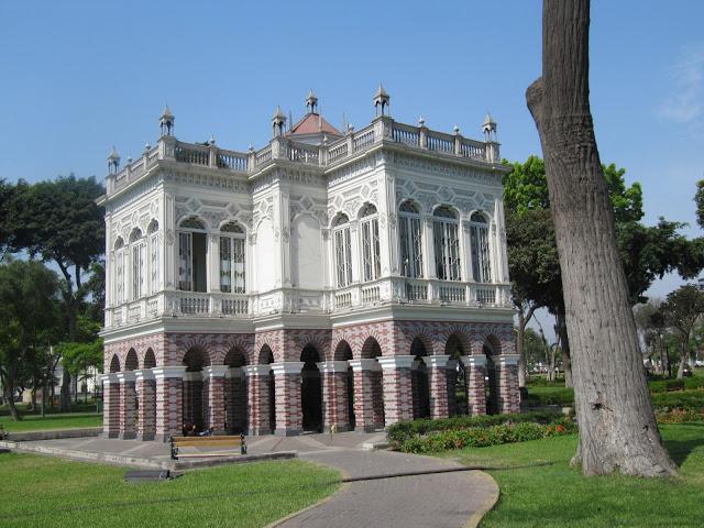 Callejeando en Lima: desde el Palacio Francés hasta el Parque de la Exposición Callejeando en Lima: desde el Palacio Francés hasta el Parque de la Exposición