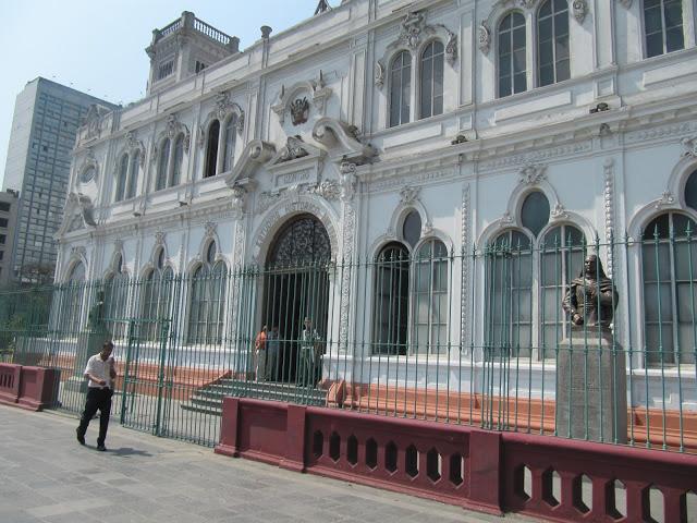 Callejeando en Lima: desde el Palacio Francés hasta el Parque de la Exposición Callejeando en Lima: desde el Palacio Francés hasta el Parque de la Exposición