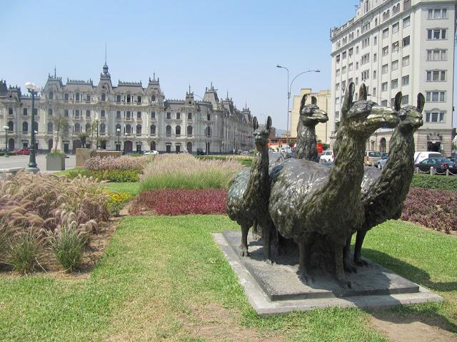 Callejeando en Lima: desde el Palacio Francés hasta el Parque de la Exposición Callejeando en Lima: desde el Palacio Francés hasta el Parque de la Exposición