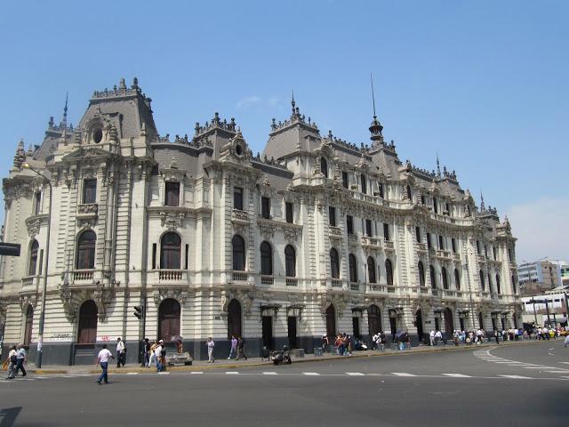 Callejeando en Lima: desde el Palacio Francés hasta el Parque de la Exposición Callejeando en Lima: desde el Palacio Francés hasta el Parque de la Exposición