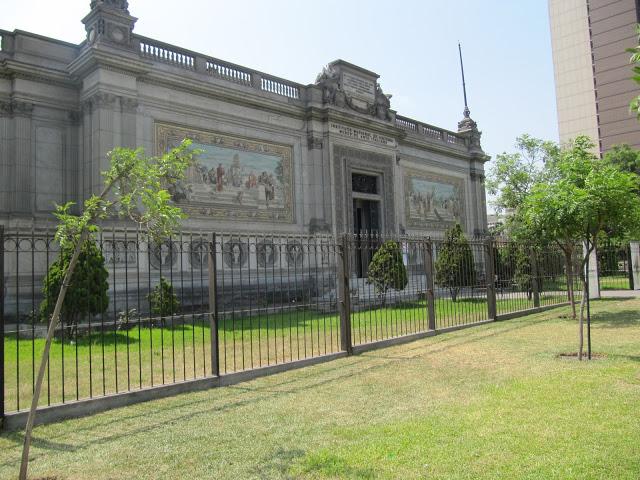 Callejeando en Lima: desde el Palacio Francés hasta el Parque de la Exposición Callejeando en Lima: desde el Palacio Francés hasta el Parque de la Exposición