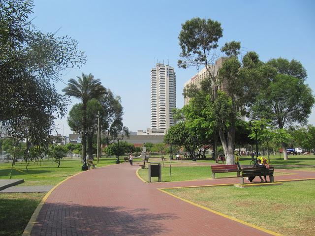 Callejeando en Lima: desde el Palacio Francés hasta el Parque de la Exposición Callejeando en Lima: desde el Palacio Francés hasta el Parque de la Exposición