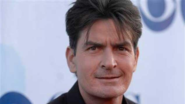 Charlie Sheen está enamorado de actriz porno