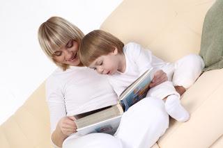 madre leyendo con su hijo