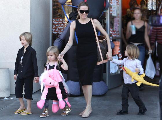 Angelina Jolie mantiene a sus hijos con los pies en la tierra