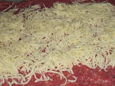 Rollo de Carne relleno de Mozzarela con cebolla caramelizada y dados de piña salteados Rollo de Carne relleno de Mozzarela con cebolla caramelizada y dados de piña salteados