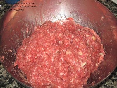 Rollo de Carne relleno de Mozzarela con cebolla caramelizada y dados de piña salteados Rollo de Carne relleno de Mozzarela con cebolla caramelizada y dados de piña salteados