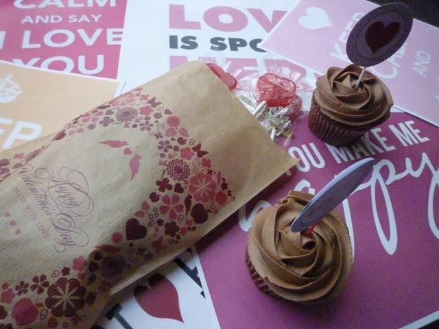 valentine's cupcakes and valentine's craft bag Cupcakes de chocolate para San Valentín