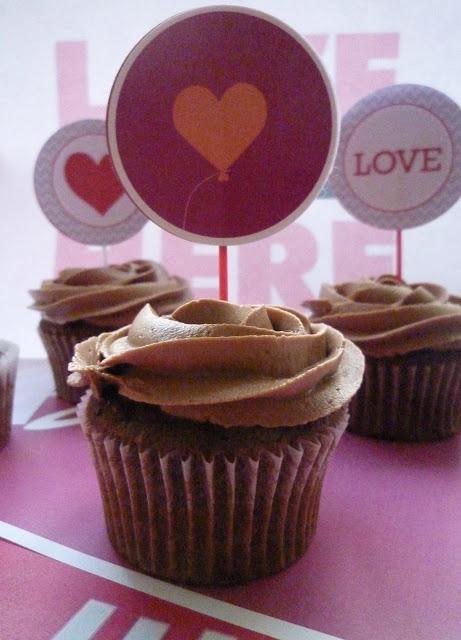 Chocolate cupcakes w/ valentines toppers Cupcakes de chocolate para San Valentín