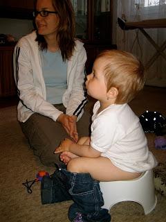 ¿Cómo y cuando quitar el pañal a mi hijo? bebé en orinal junto a mamá