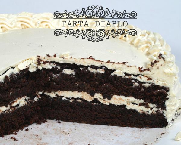 una tarta de chocolate densa con cobertura