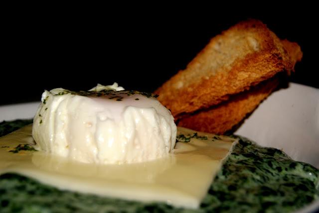Espinacas con bechamel, queso y huevo escalfado Espinacas con bechamel, queso y huevo escalfado