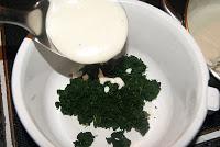 Espinacas con bechamel, queso y huevo escalfado Espinacas con bechamel, queso y huevo escalfado