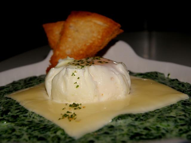 Espinacas con bechamel, queso y huevo escalfado Espinacas con bechamel, queso y huevo escalfado