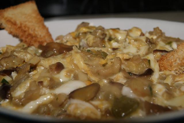 Revuelto de hongos y gambas Revuelto de hongos y gambas