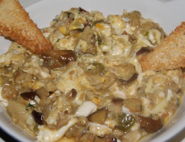 Revuelto de hongos y gambas Revuelto de hongos y gambas