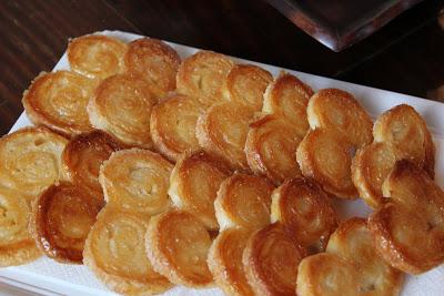 Palmeritas dulces de Hojaldre y Solomillos de Pavo. Capeando el temporal. Palmeritas dulces de Hojaldre y Solomillos de Pavo. Capeando el temporal.