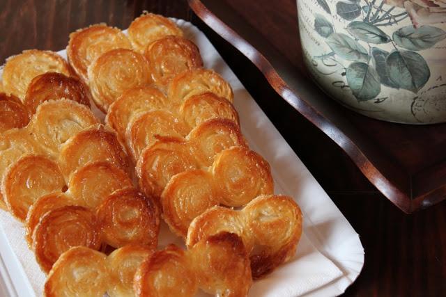 Palmeritas dulces de Hojaldre y Solomillos de Pavo. Capeando el temporal. Palmeritas dulces de Hojaldre y Solomillos de Pavo. Capeando el temporal.