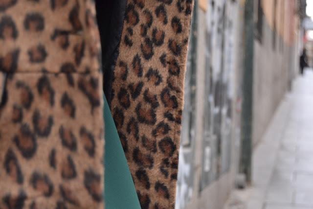 Look leopardo. No te lo tragues. Look leopardo. No te lo tragues.