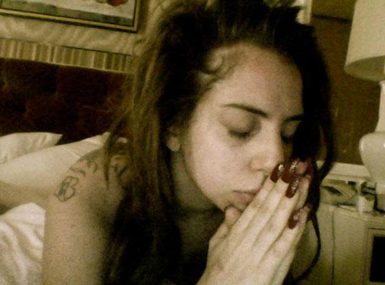 Lady Gaga reza por las víctimas del incendio en Brasil