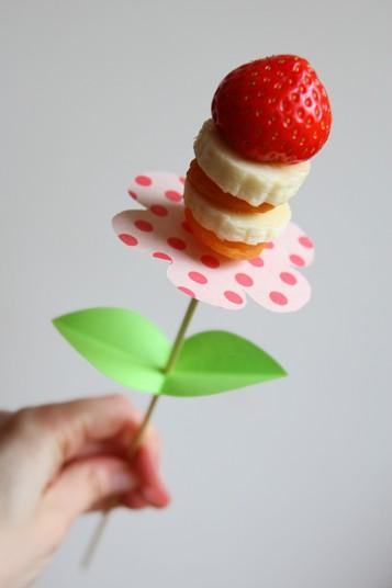 brocheta de fruta en forma de flor