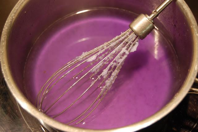 Tarta de queso y violetas. Una receta con caramelos de violeta Tarta de queso y violetas. Una receta con caramelos de violeta