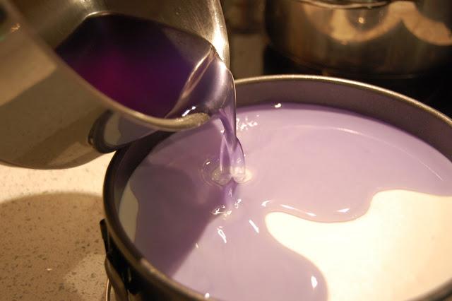 Tarta de queso y violetas. Una receta con caramelos de violeta Tarta de queso y violetas. Una receta con caramelos de violeta