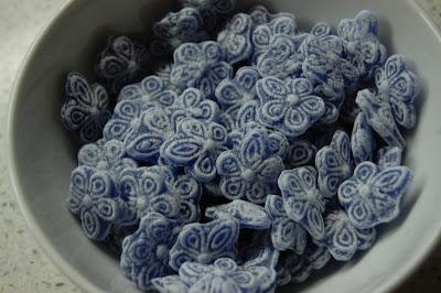 Tarta de queso y violetas. Una receta con caramelos de violeta Tarta de queso y violetas. Una receta con caramelos de violeta