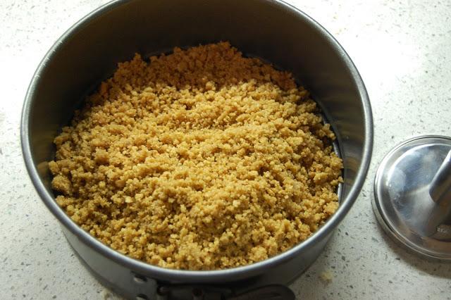 Tarta de queso y violetas. Una receta con caramelos de violeta Tarta de queso y violetas. Una receta con caramelos de violeta