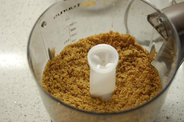 Tarta de queso y violetas. Una receta con caramelos de violeta Tarta de queso y violetas. Una receta con caramelos de violeta