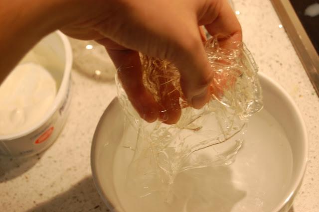 Tarta de queso y violetas. Una receta con caramelos de violeta Tarta de queso y violetas. Una receta con caramelos de violeta