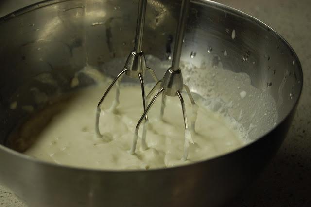 Tarta de queso y violetas. Una receta con caramelos de violeta Tarta de queso y violetas. Una receta con caramelos de violeta