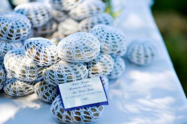 Decora tu boda con piedras de crochet