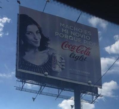 Los locos que piensan que es sano tomar refresco Los locos que piensan que es sano tomar refresco