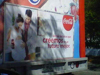 Los locos que piensan que es sano tomar refresco Los locos que piensan que es sano tomar refresco