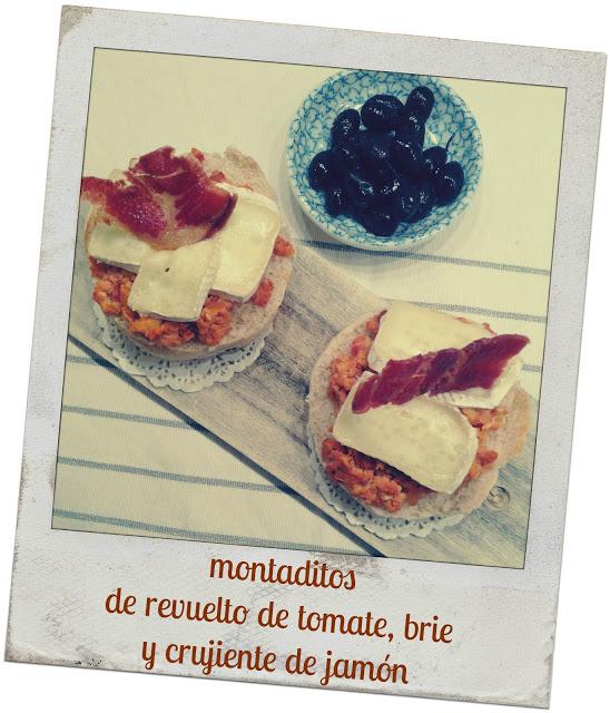 montaditos de huevos revueltos con tomate, brie y crujiente de jamón