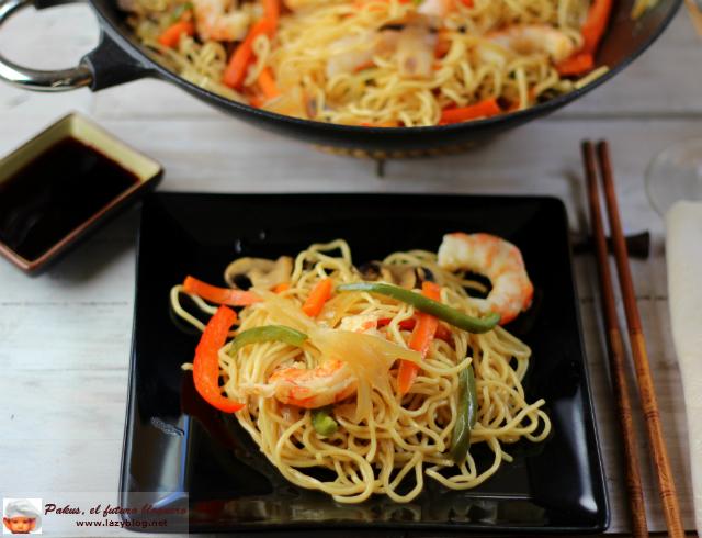 Noodles de verduras y gambas. Receta para el wok