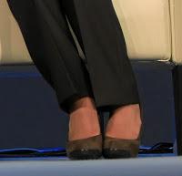 La Reina Rania en Davos. Consigue su bolso y sus zapatos de Tod's