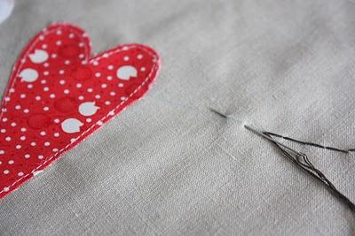 Algo azul...  DIY: Un cojín para San Valentín