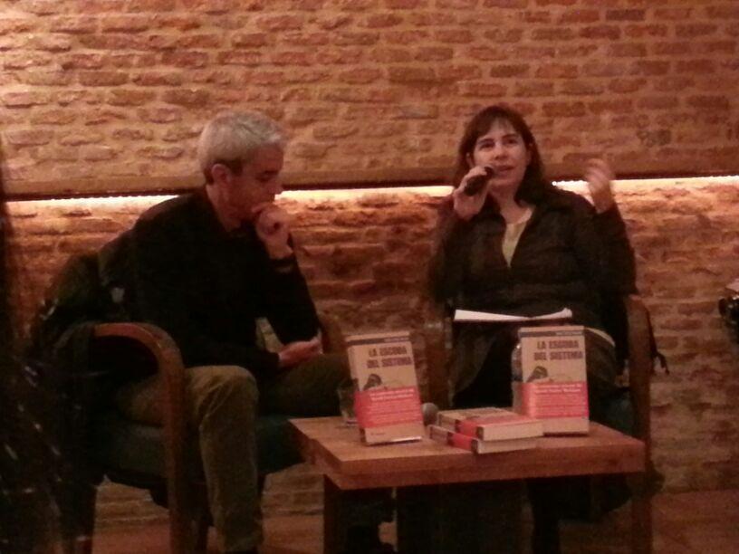 El traductor Luís Amores y la escritora Mercedes Cebrián durante la presentación de la Escoba del sistema de Foster Wallace