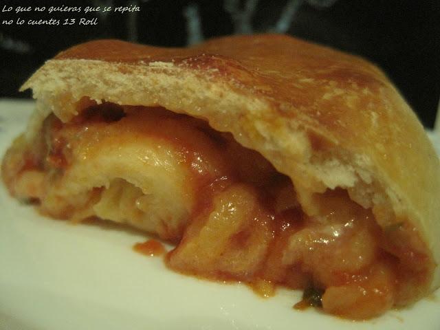 Rollo de pizza relleno de queso azul, tomate y manzana Rollo de pizza relleno de queso azul, tomate y manzana