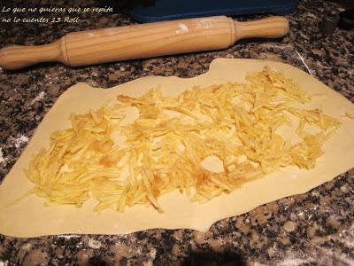 Rollo de pizza relleno de queso azul, tomate y manzana Rollo de pizza relleno de queso azul, tomate y manzana