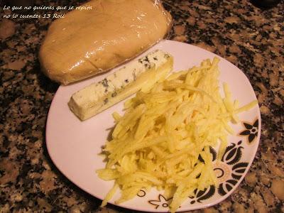 Rollo de pizza relleno de queso azul, tomate y manzana Rollo de pizza relleno de queso azul, tomate y manzana