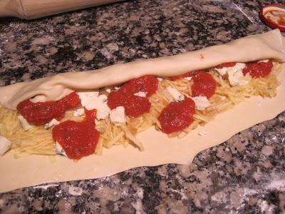 Rollo de pizza relleno de queso azul, tomate y manzana Rollo de pizza relleno de queso azul, tomate y manzana