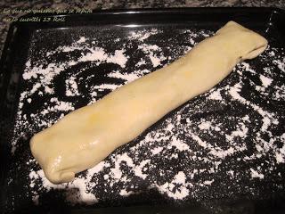 Rollo de pizza relleno de queso azul, tomate y manzana Rollo de pizza relleno de queso azul, tomate y manzana